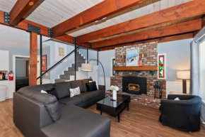 Moonridge Victorian w/HOT TUB! Great for families!
